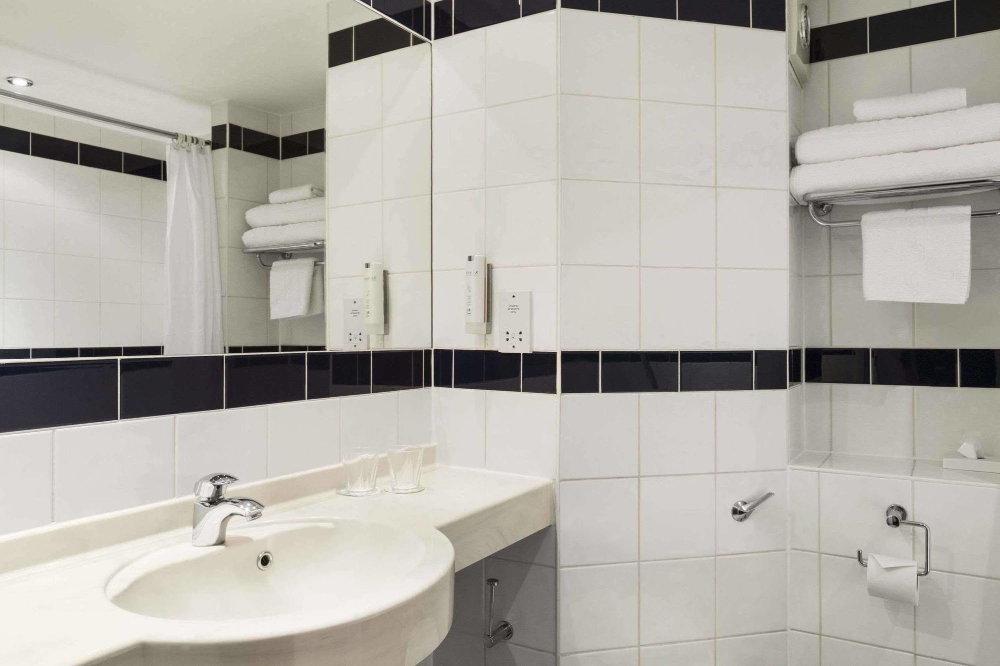 Ramada Oxford Hotel Waterstock